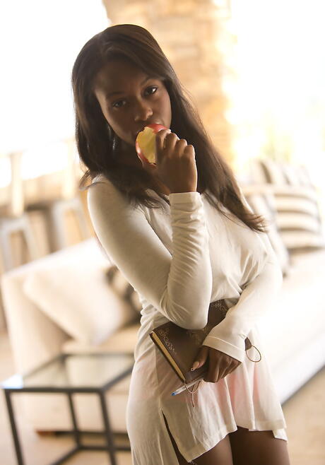 Läcker amerikansk mörkhårig tonåring Jezabel Vessir avslöjar stora tuttar och sissy
