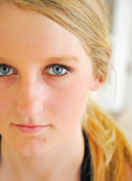 Hot Blond Teen Summer Carter ställer ut stora boobies och spel med leksak
