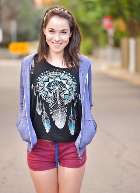 スレンダーなアメリカ人黒髪ティーン、エミリー・グレイがセクシーなショートパンツ姿で小さなおっぱいとセクシーなお尻を露出している。
