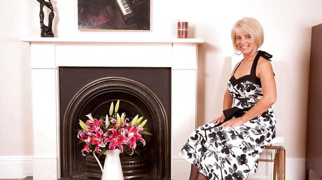 ブロンド美熟女ダナ・ガリスが派手なスカートで巨乳を見せながらマンコにオモチャを入れる。
