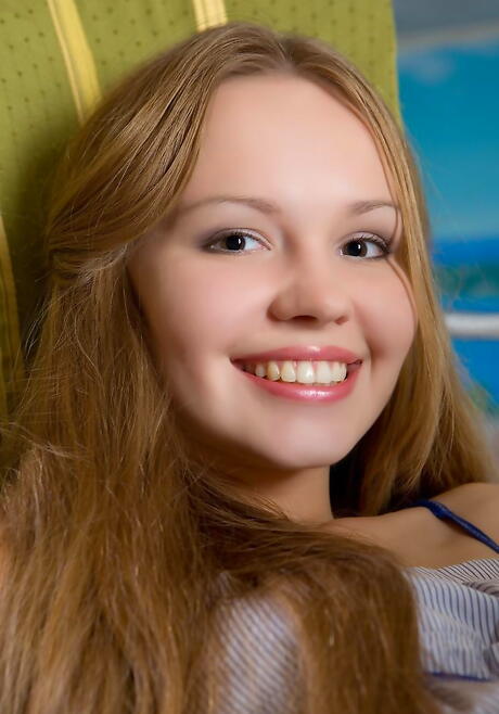 A jovem Virginia Sun em cueca adora fetiche por pés na praia
