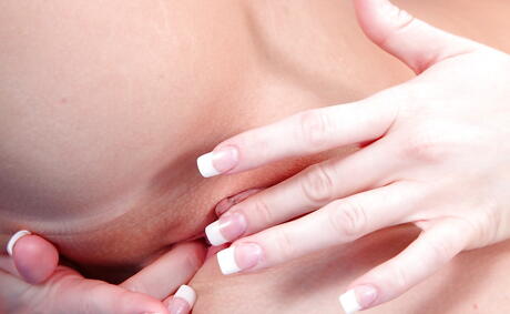 섹시한 팬티를 입은 날씬한 미국 금발 젊은 애디슨 에이버리가 큰 가슴을 벗고 자위를합니다.
