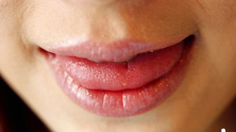 下着姿のスレンダーな日本人ティーン、佐倉茜が熱い足フェチを愛する
