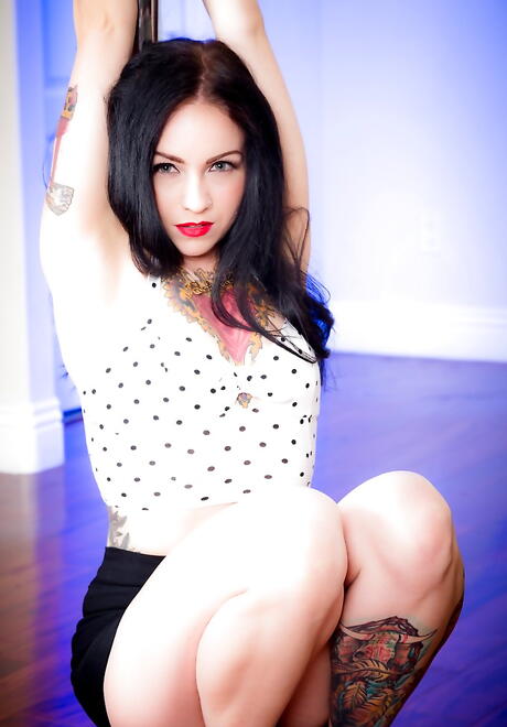 Luscious American Brunette Necro Nicki w Fancy Shorts pokazuje małe cycki i łysą cipkę
