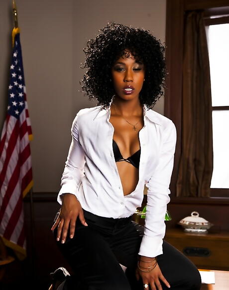 Wicked: Doskonałe amerykańskie bomba misty kamienna denudes maleńkie cycki i łysa cipka w biurze