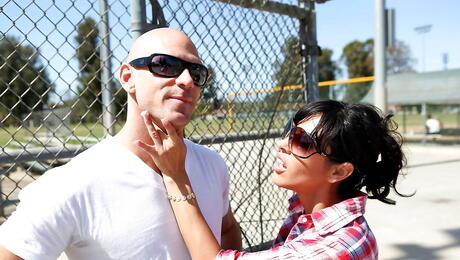 섹시한 치마를 입은 매우 매력적인 미국 여인 베로니카 레인, 자지를 빨고 엉덩이에 섹스
