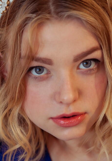 Met Art: 여우 같은 바이엘로 러시안 금발 십대 다니엘 시, 큰 후터와 면도 한 음모 전시