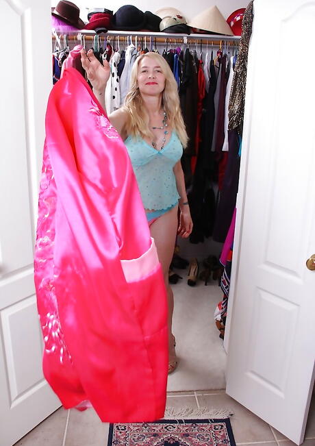 Deluxe American reife Eva Griffin, die große Titten und kahle Muschi ausstellt
