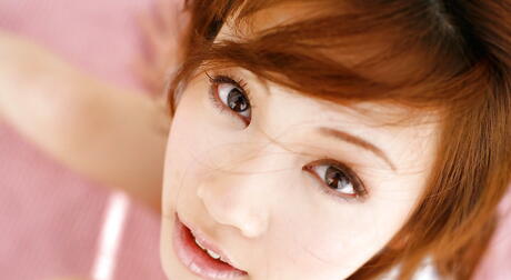 Rangy japonés juvenil reika shina en falda sexy exhibe pequeñas tetas y trasero caliente al aire libre
