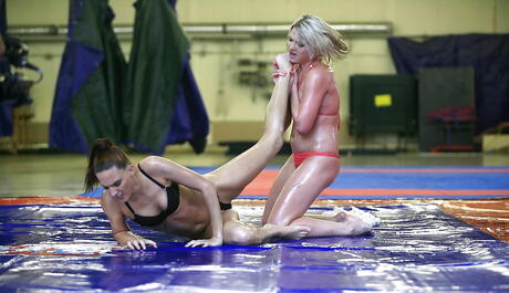 Nysgjerrige jenter Lyen Parker og Lucy Heart Un Catfight endte med lesbisk sex
