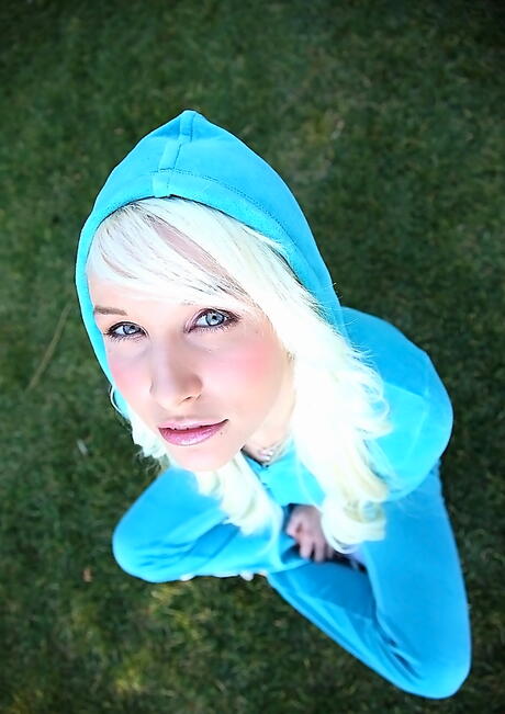 Sylphlike American Teen Stevie Shae che espone grandi tette e hot culo all