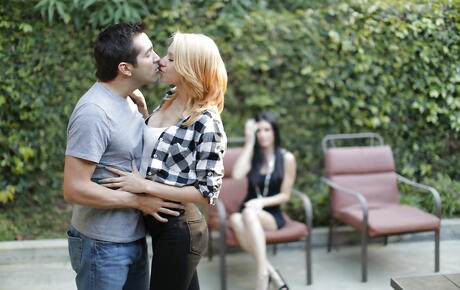 アメリカン・ブロンド美女、セイス・カペラの屋外セクシー・ポーズ・シーン
