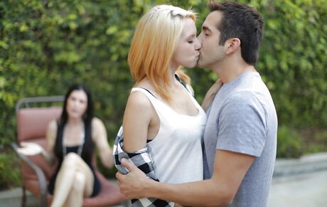 Superb American Blond Cece Capella i sexig poseringsscen utomhus
