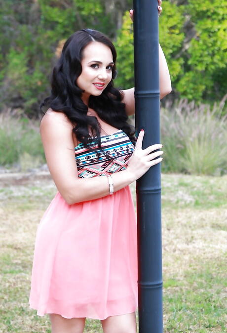 Utmerket latin brunette Milf Holly West som viser store boobies og sexy rumpe utendørs
