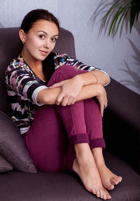 Excelente morena adolescente veselina em ação desagradável de fetiche por pés
