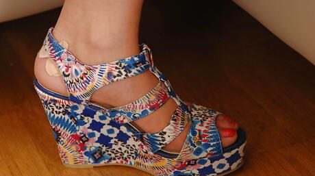 Znakomity blond milf Kelly White pokazuje fetysz stóp
