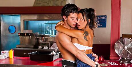 Hot American Milf Lezley Zen tarczał się po tym, jak gorący kutas jest ssany w biurze
