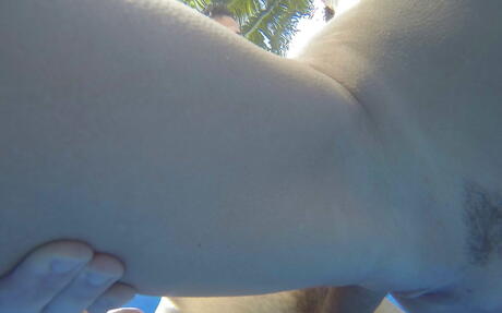 Martina italiana caliente Martina follada por una enorme polla en el culo cerca de la piscina
