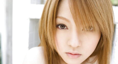 デラックスな日本人女性、桜井莉亜が素敵なスカート姿でお尻を露わにする野外露出。
