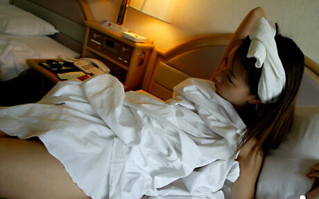 Sexet japansk ung Kurumi Morishita i erotisk scene
