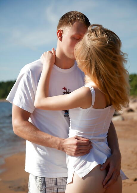 멋진 치마를 입은 실프 같은 금발 십대 마리아나가 해변에서 거시기를 빨고 백 보지 보지에 가져갑니다.
