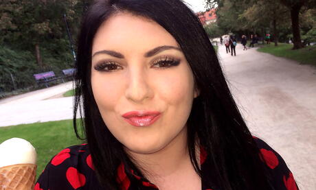 섹시한 청바지를 입은 매우 매력적인 우크라이나의 검은 머리 아가씨 마야 밀라노
