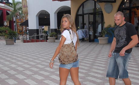 8th Street Latinas: Schwüle Brasilianer Bella Beyle in sexy Shorts saugen Rod und Fick