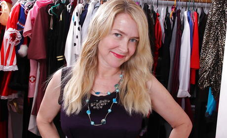 下流恋足动作中的豪华美国金发老年伊娃-格里芬
