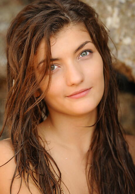 해변에서 작은 가슴과 뜨거운 엉덩이를 드러내는 멋진 젊은 라이오넬 A
