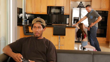 Polaco caliente jóvenes Misha Cross chupa gran polla y tómala en coño afeitado
