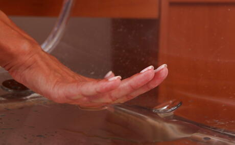 Deluxe checo hottie Rachel Evans en la galería fetiche fumador en la oficina
