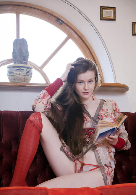 Sylph Like Ucranian morena adolescente Emily Bloom muestra a grandes altavoces y extiende sus piernas
