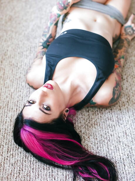 Slim american milf Joanna Angel likes some hot foot fetish 