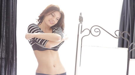 Forlokkende russisk mørkhåret kitana lokke viser store hooters og sexy rumpe
