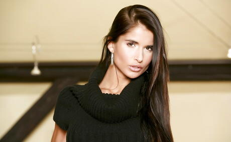 Sehr attraktiver tschechischer jugendlicher Nessa Devil zeigt große Brüste und ruckelt ab
