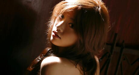 Smukły japoński nastolatek Mai Kitamura w seksownym ościeżnicy obnaża małe cycki i seksowny tyłek
