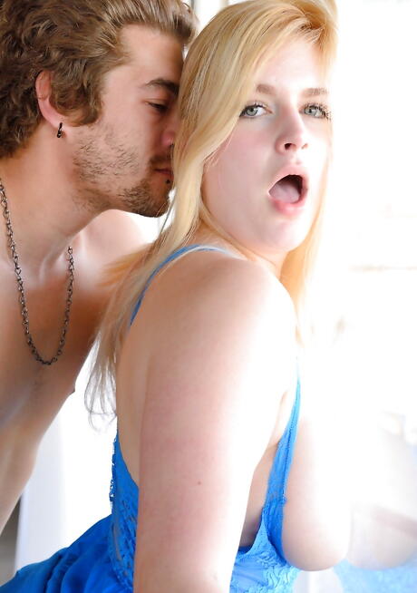 セクシーなブロンド素人、ダニエル・デラウネイが巨根をしゃぶり、激しく犯される。
