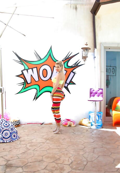 Stili Savana milf canadesi afosi in mutandine sexy mostra il suo culo fuori
