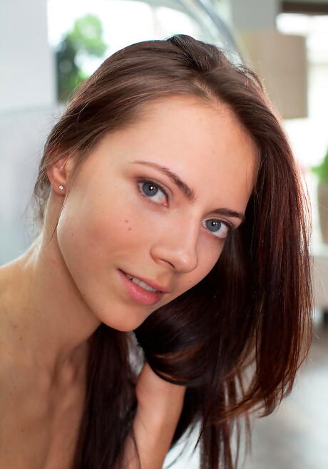 Sylph Like Brunette Teen Christel A faz um fetiche por pé
