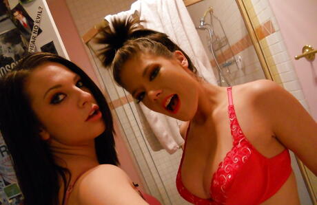 امرأة مذهلة بيلي بلو وبريتني بانكسكس يكشفون الثدي الكبيرة والحمير المثير في الحمام
