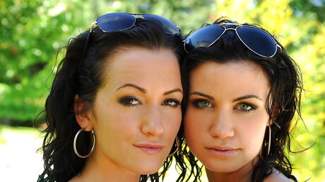 Sultry Women Tess og Shannon Reid lager noen lekne lesbiske handlinger nær bassenget
