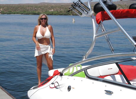 Hot American Wife Sandra Otterson udsætter store bryster og sexet røv udenfor
