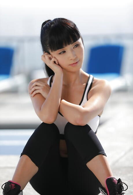 穿着内衣的苗条东方少女 Marica Hase 在泳池裸露小乳房和性感臀部
