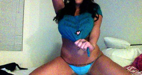 深色头发、身材丰满的莱安-克罗穿着热裤摆姿势
