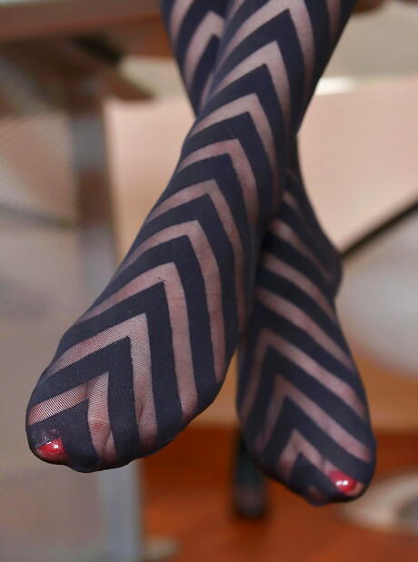 匈牙利小可爱米拉-日落（Mira Sunset）喜欢在办公室玩热足癖
