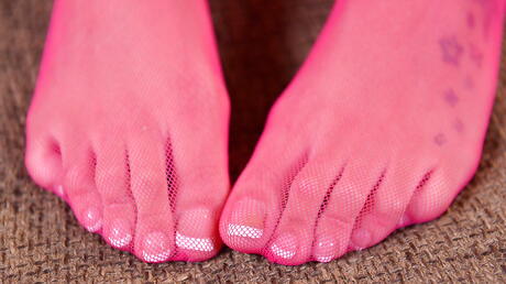 اللذيذ الأمريكي الشقراء جبهة مورو كاتي ثورنتون يحب بعض صنم القدم الساخنة
