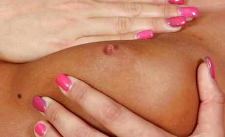 Uitstekende donkerharige oudere Sasha Kurt in ondergoed trekt weg
