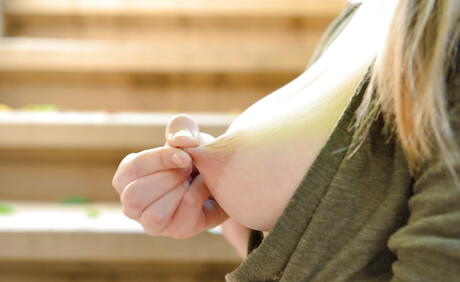 Danielle FTV: 金发辣妹丹妮尔-德劳内（Danielle Delaunay）穿着短裙，露出大乳房和毛茸茸的阴户。