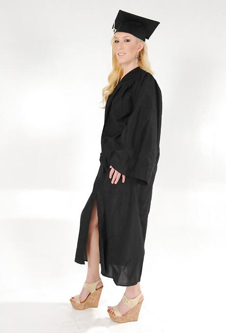 Devils Film: Superb american blonde hottie Maia Davis in erotic gallery