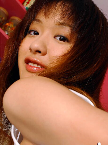 Adolescente japonesa gracil Izumi exponiendo tetas pequeñas y culo sexy
